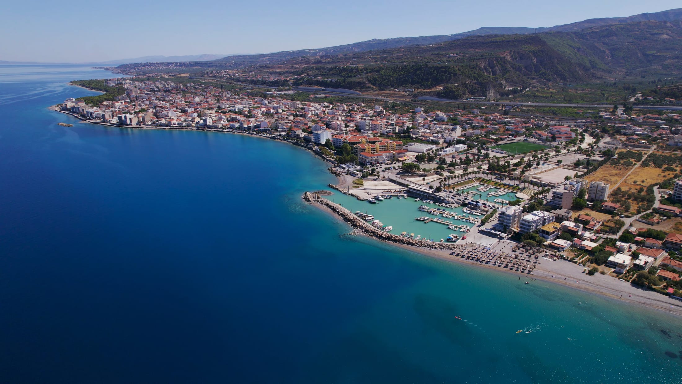 Το Ξυλόκαστρο, η μαρίνα και ο Κορινθιακός κόλπος από ψηλά
